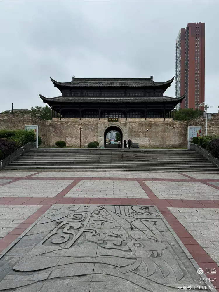 人在温汤镇 不忘游览袁州会议旧址和鼓楼